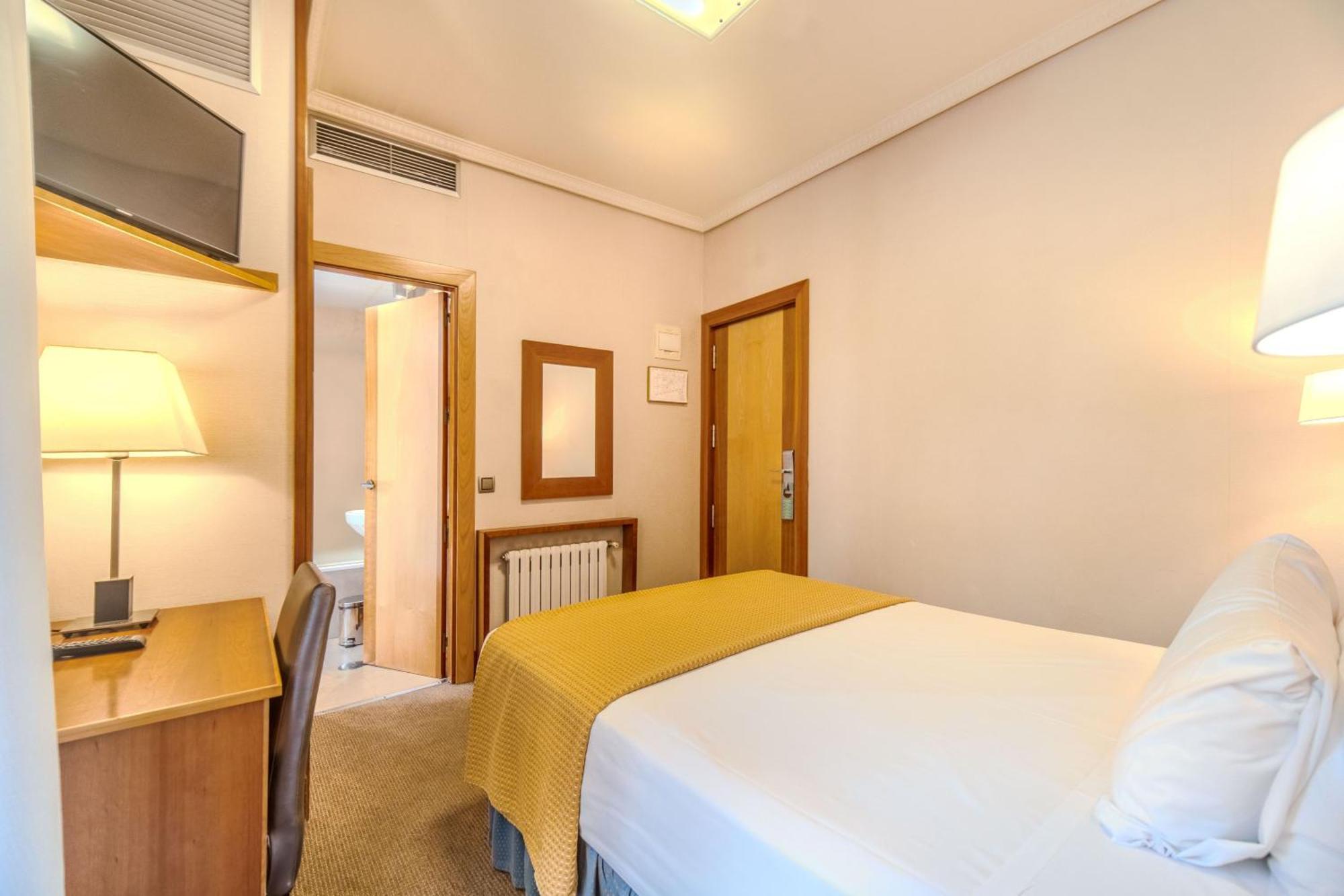 Itc Mora By Soho Boutique Hotel Мадрид Екстериор снимка