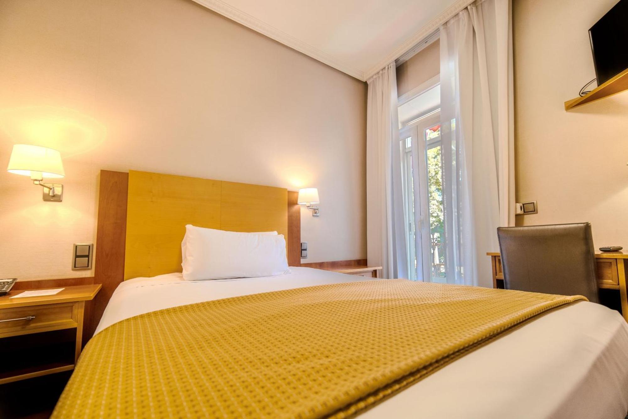 Itc Mora By Soho Boutique Hotel Мадрид Екстериор снимка